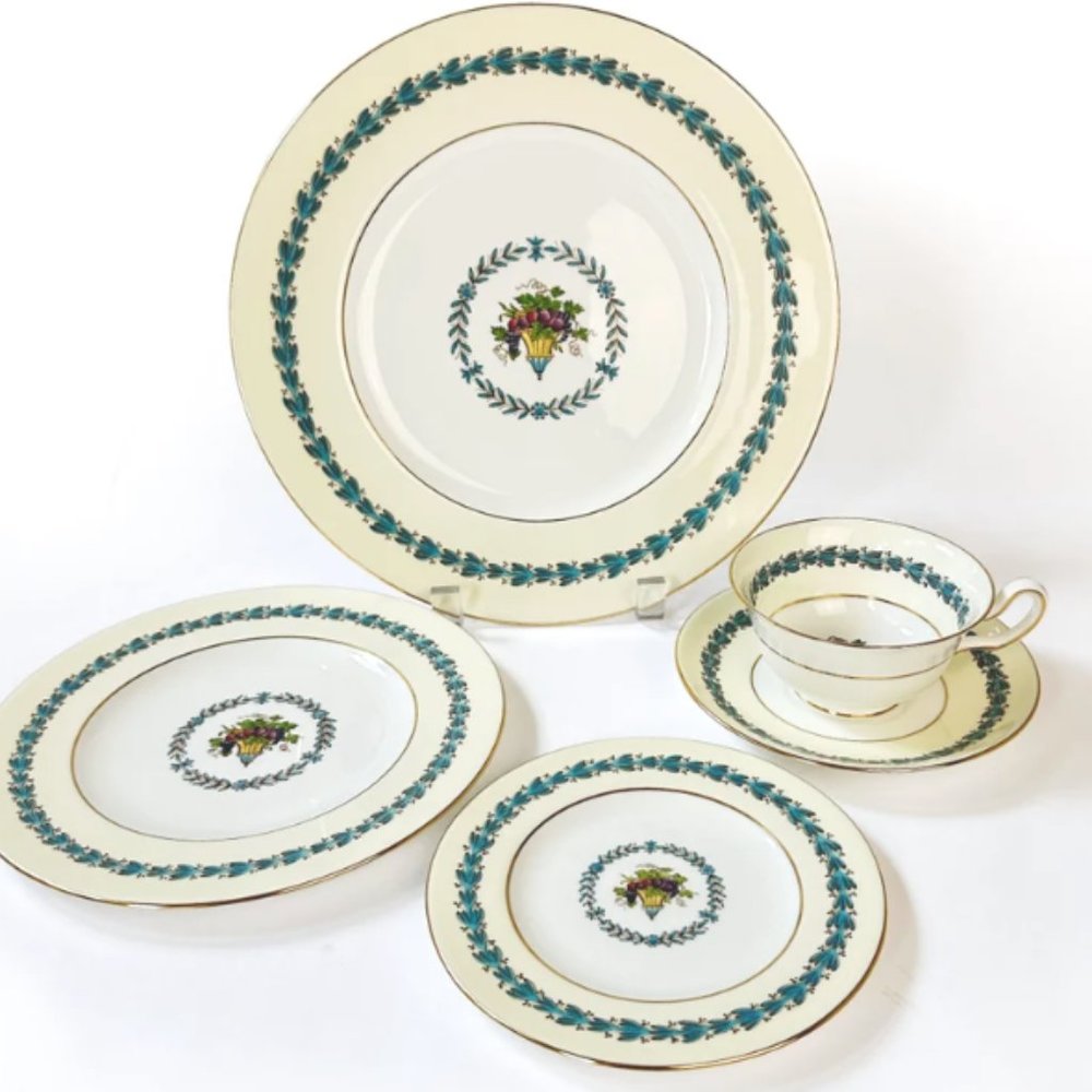 Appledore WEDGWOOD 5-Piece plate settings. Excellent condition
